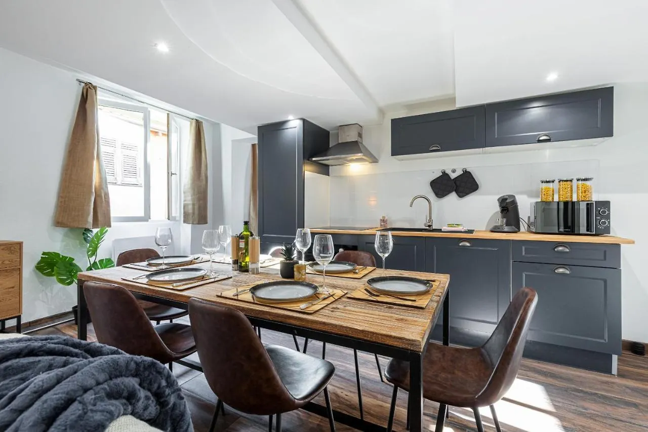 Spacious 2 Bdr Old Town Heart Nice Apartment