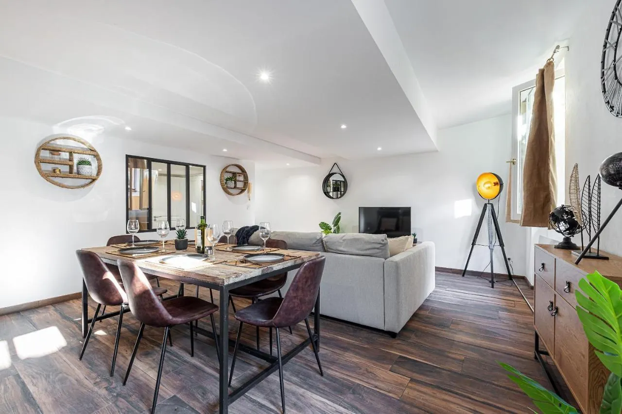 Spacious 2 Bdr Old Town Heart 니스