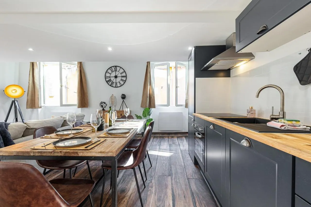 Spacious 2 Bdr Old Town Heart 니스